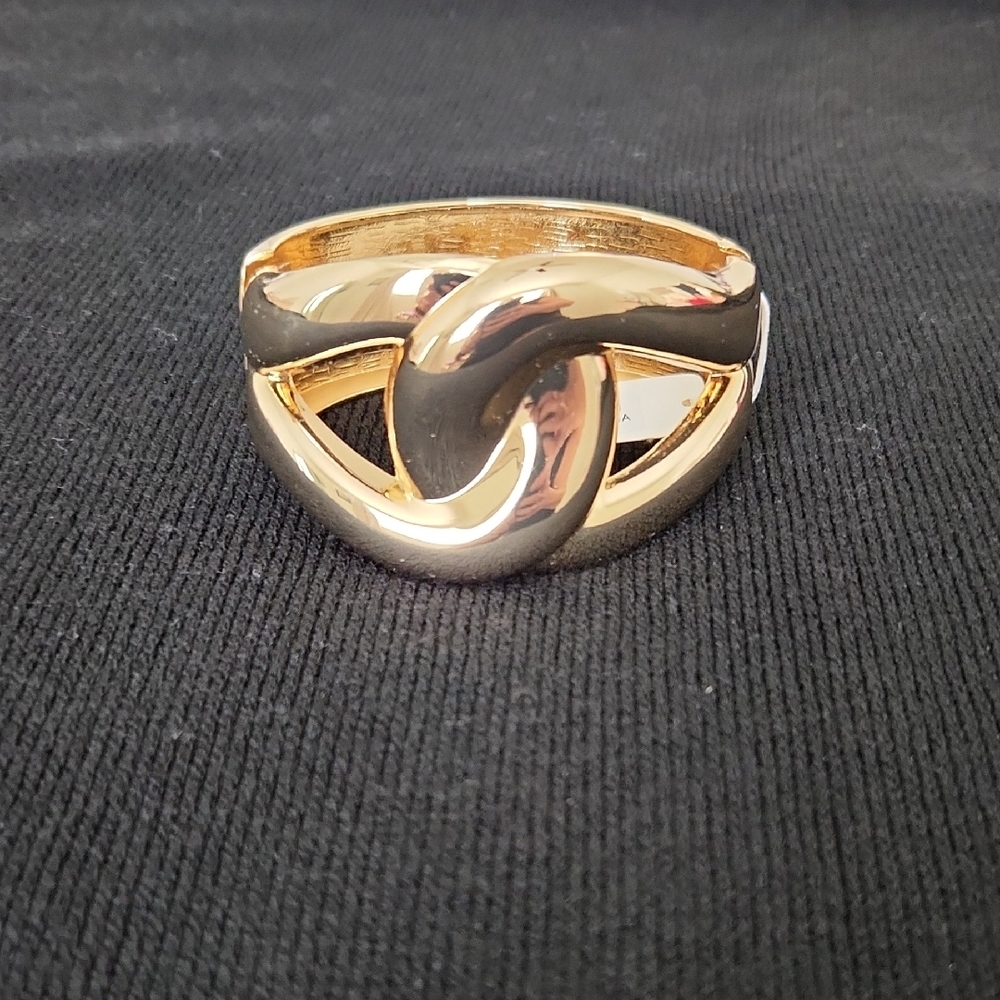 Elegant Gold Knot bracelet